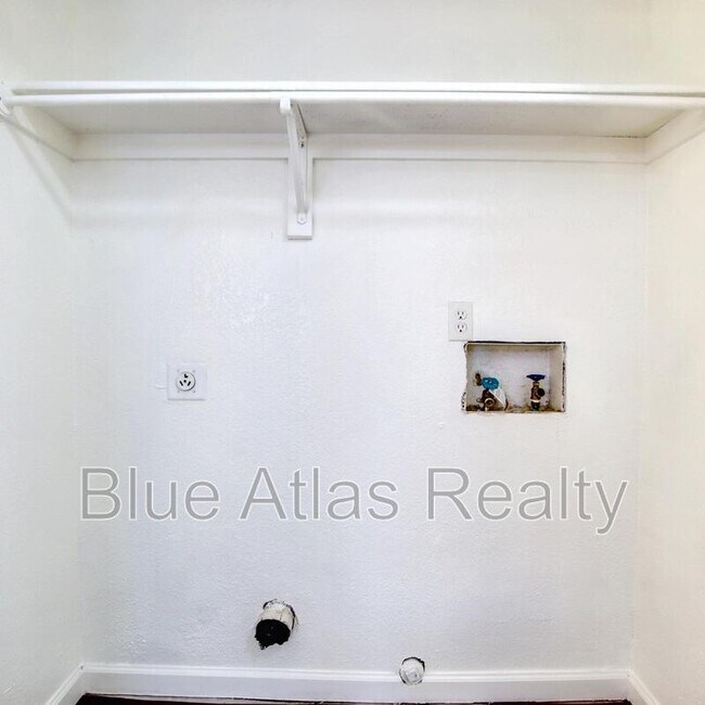 Building Photo - 916 Hilltop Dr
