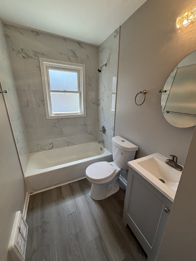 Building Photo - 4 Bedroom house in Gary!