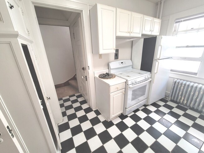 Building Photo - 2541 N Lake Dr