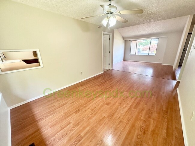 Building Photo - Gorgeous 4 Bedroom 2 Bath with Fully Fence...