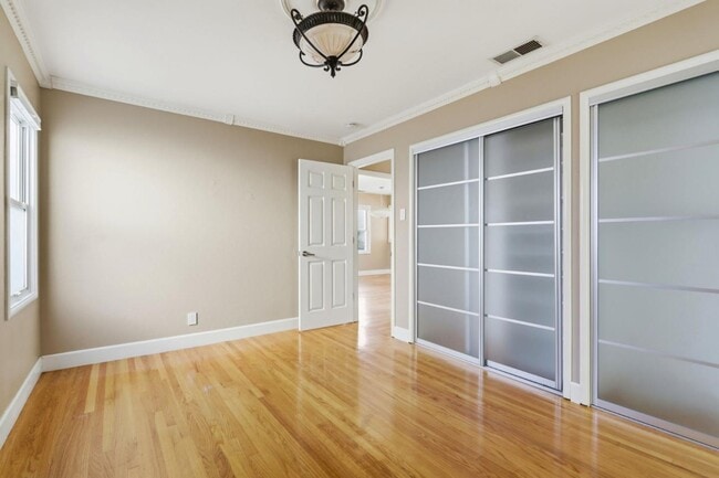 Building Photo - 954 Sunlite Dr