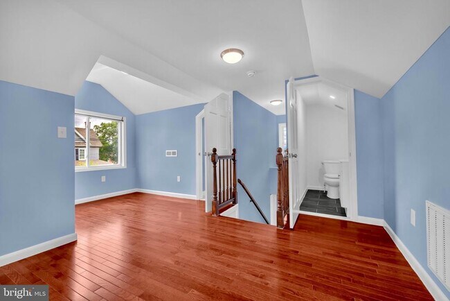Building Photo - 202 Oak St
