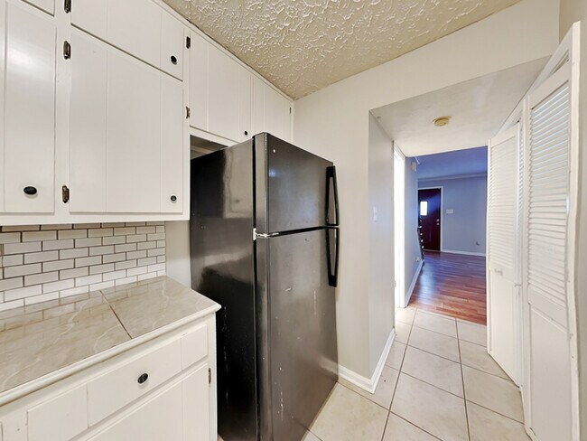 Building Photo - 2140 Kings Gate Cir SW