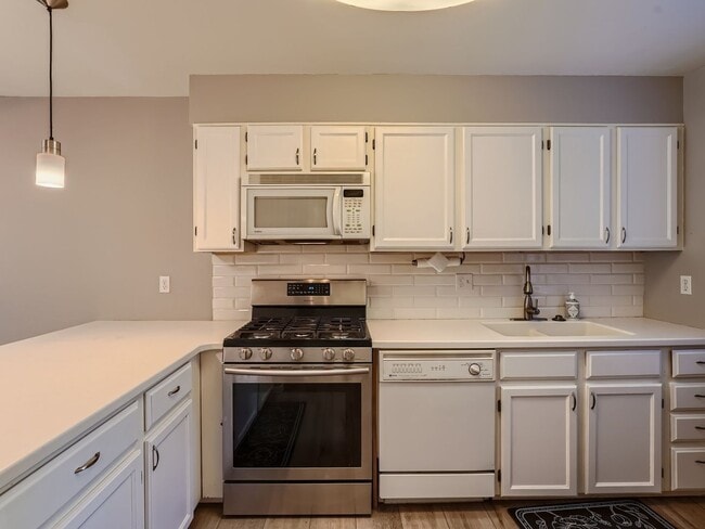 Building Photo - Charming 2 Bedroom 2.5 Bath in Lakewood!