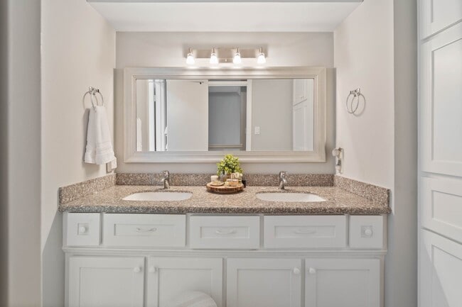 Building Photo - 2828 S Logrun Cir