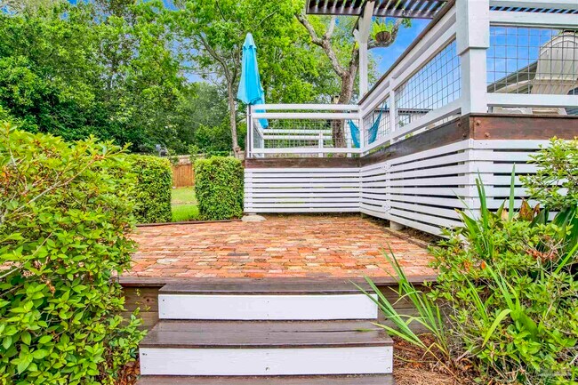Building Photo - 421 Woodbine Dr