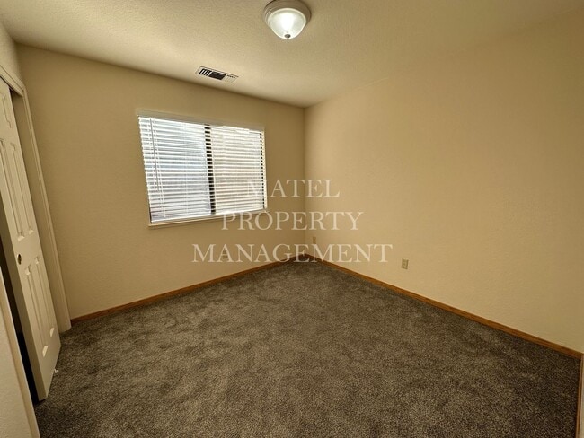 Building Photo - Move in Special see Ad