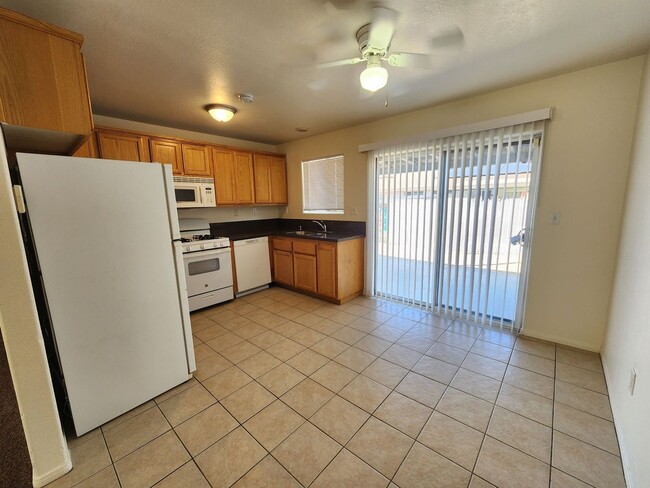 Building Photo - Spacious 3 Bedroom 2 Bathroom available now!