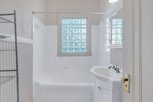 Interior Photo - Highland Court II