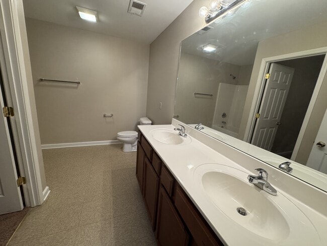 Building Photo - 708 Chatham Ct