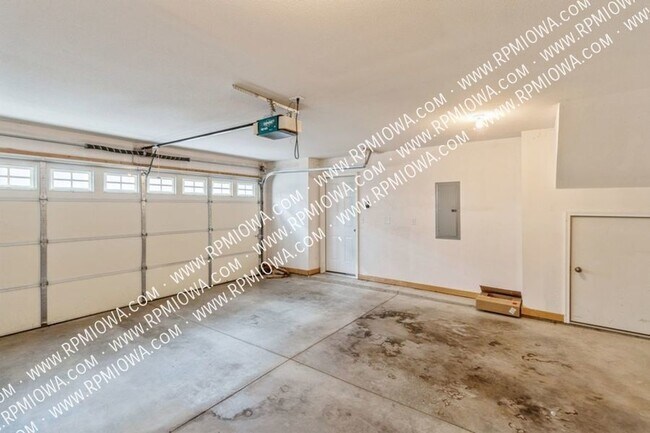 Building Photo - GREAT LOCATION!! 2 Bedroom, 2 Bathroom Tow...