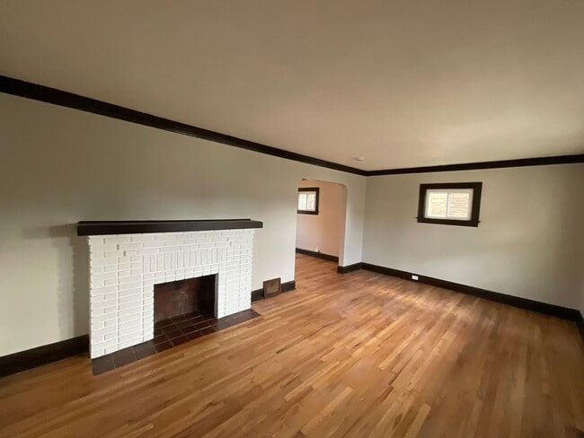 Building Photo - 3433 Lucerne Ave