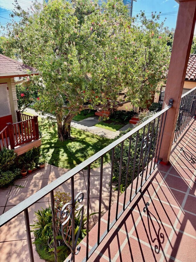 Building Photo - Rare 1 Bedroom in a Fantastic Location wit...