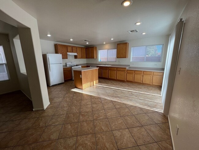 Building Photo - 3 Bedroom / 2.5 Bath Southwest Home