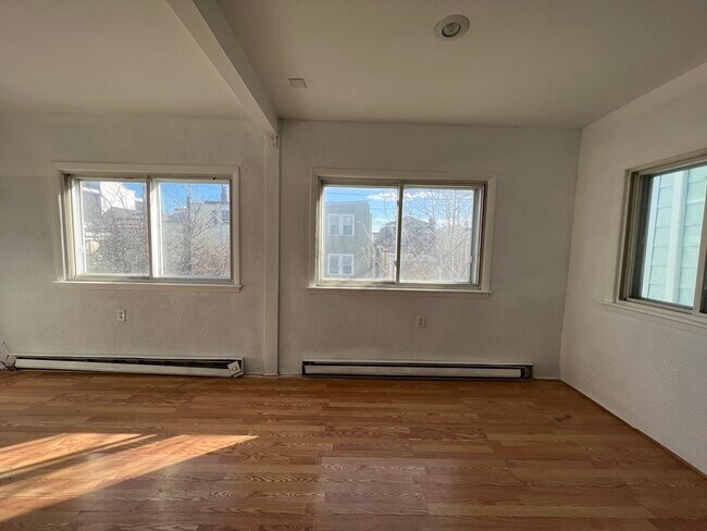 Building Photo - 209 Lexington St