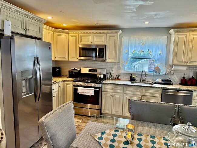 Building Photo - 15 Edwards St