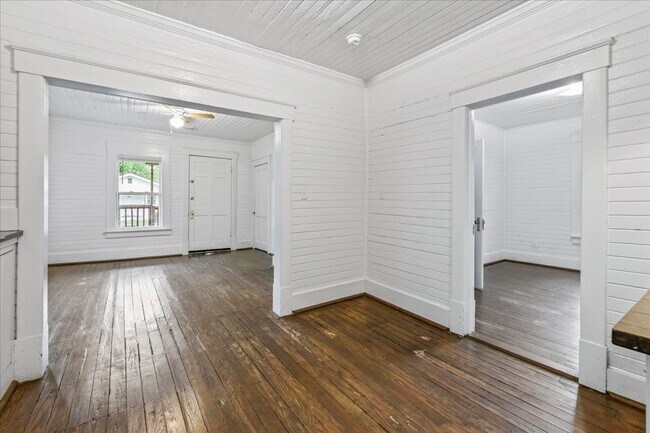 Building Photo - Savannah Eastside Home | 2 Bed 1 Bath | Remodeled Kitchen | In-Unit W/D | Private Driveway