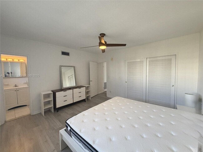 Building Photo - 9700 E Bay Harbor Dr