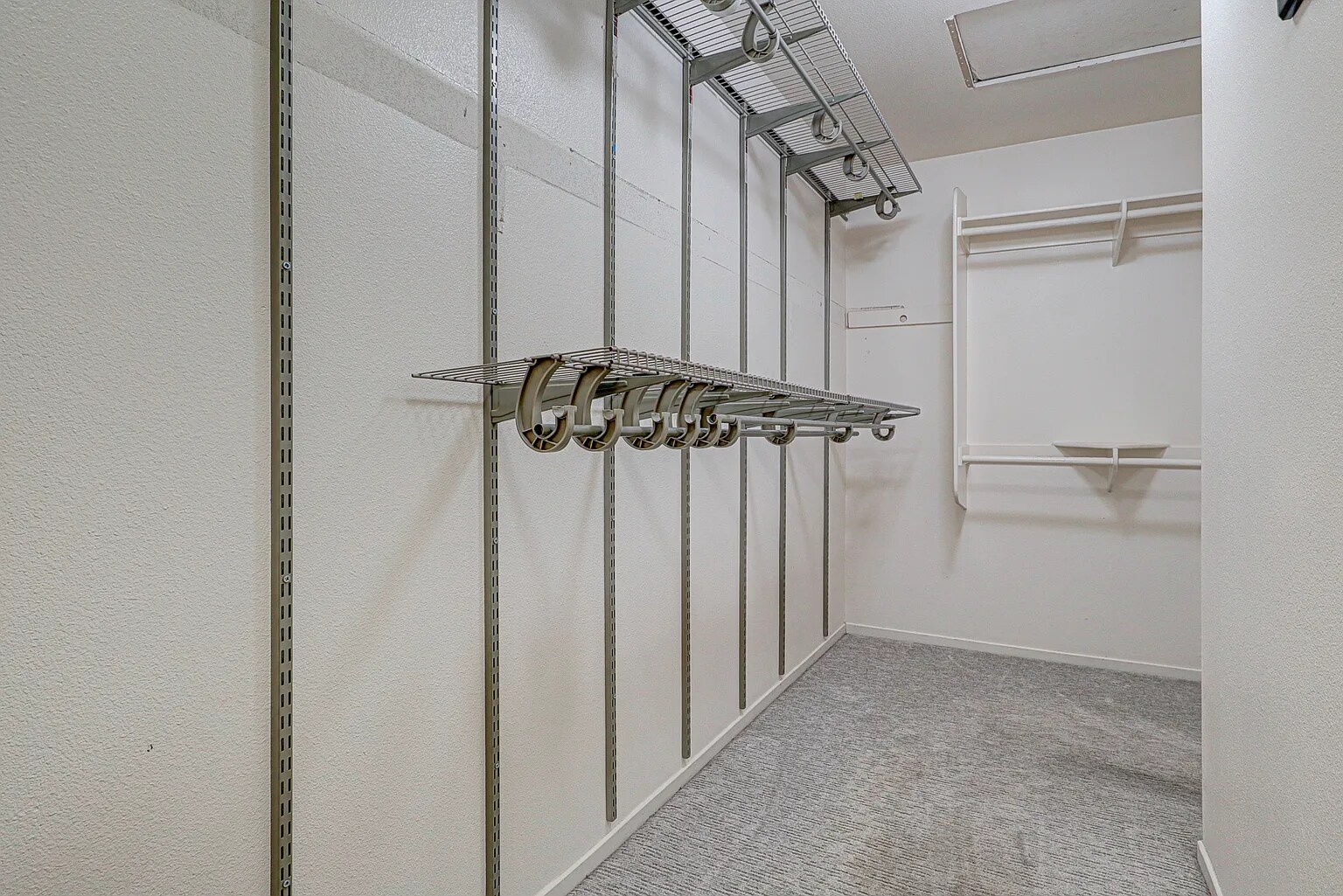 Building Photo - 725 Vista Santo Thomas