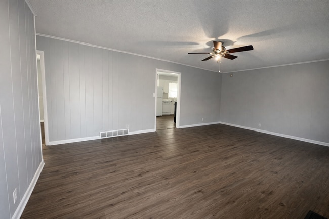 Building Photo - SEE IT NOW: Charming Home in a Quiet Kansas City Neighborhood!