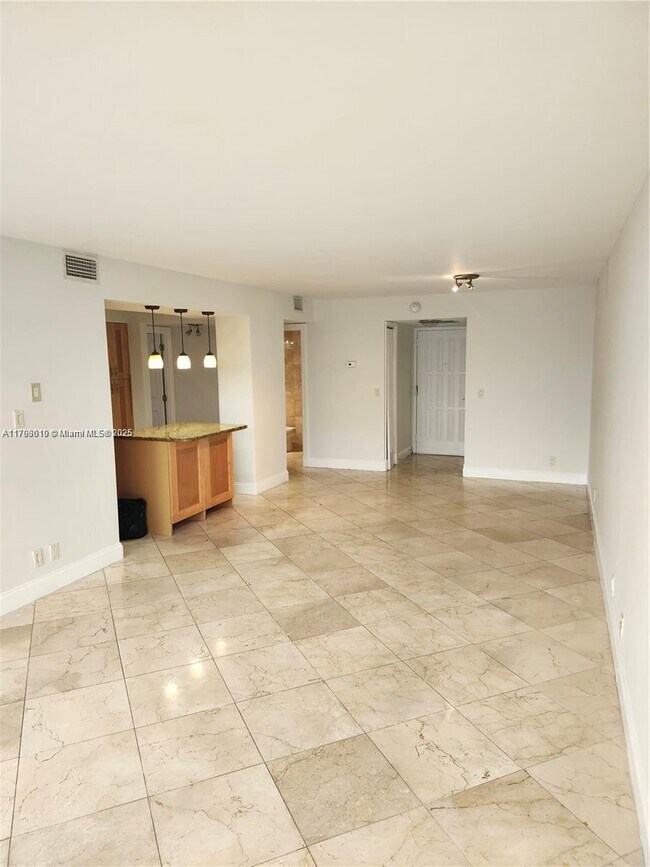 Building Photo - 400 Leslie Dr