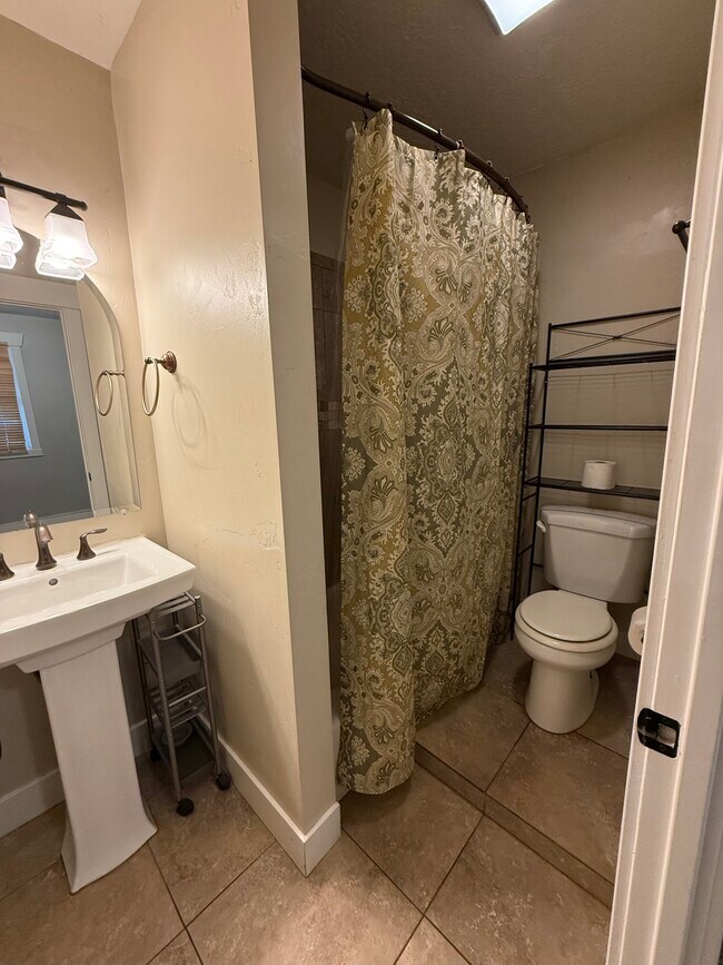 Building Photo - 807 S McClelland St