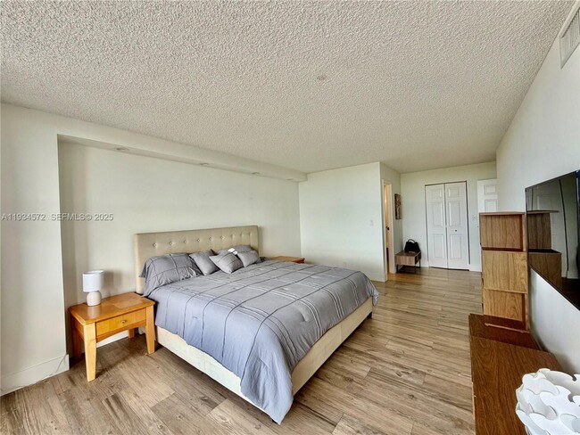 Building Photo - 1000 Parkview Dr