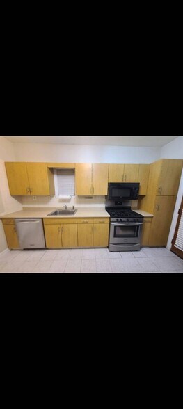 kitchen counter - 322 Pershing Ave