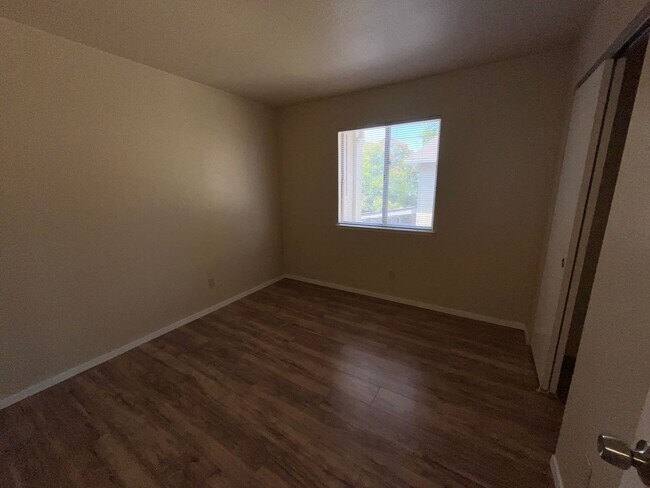 Building Photo - Two Story, 4BR/2.5BA, Very Large Backyard ...