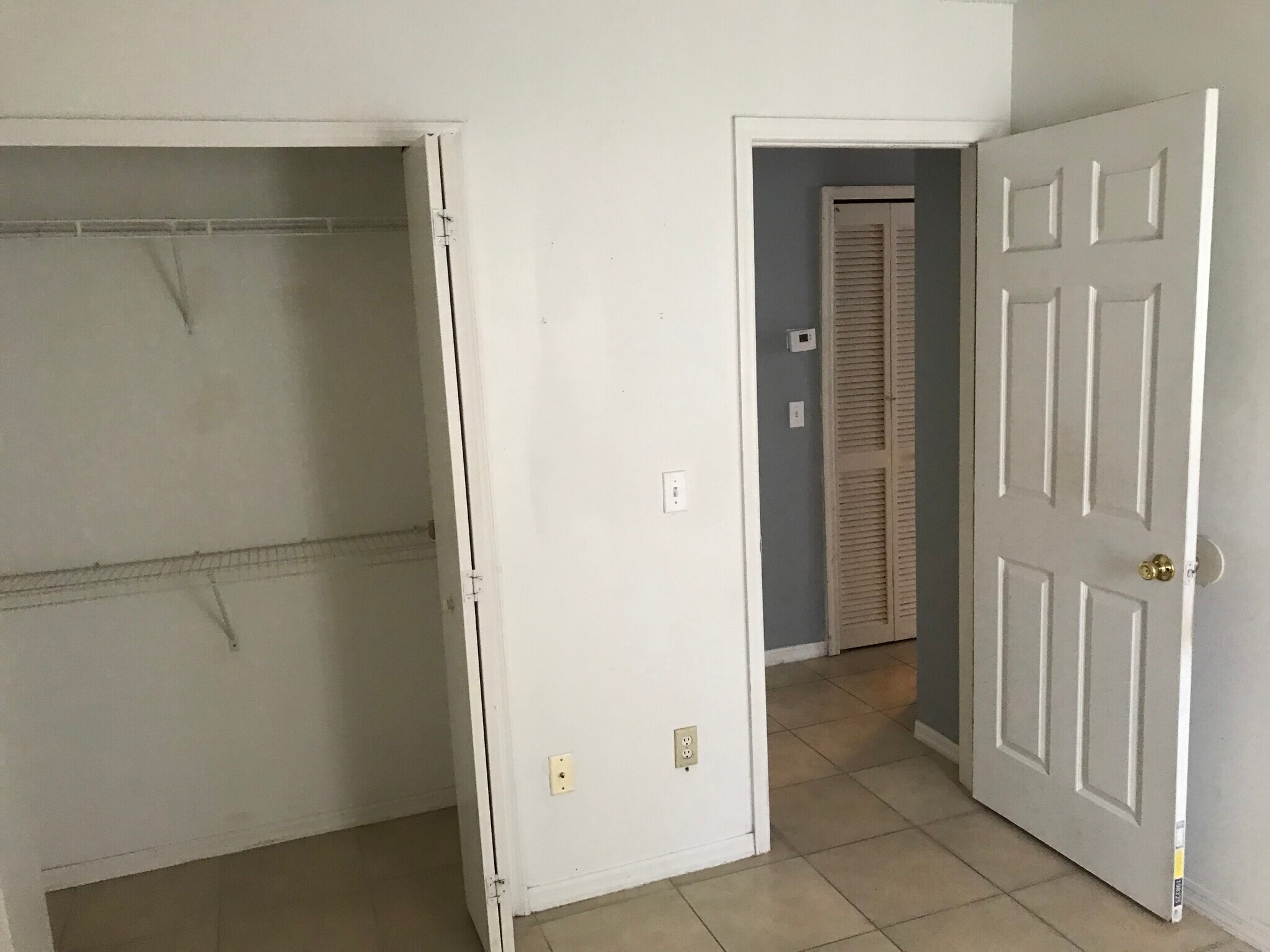 Building Photo - 513 Seasons Ct