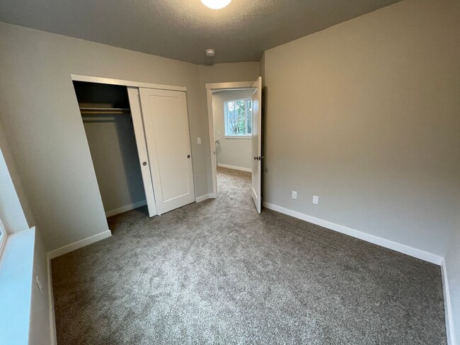 Building Photo - Modern 3b/2ba Energy Star Certified Home I...