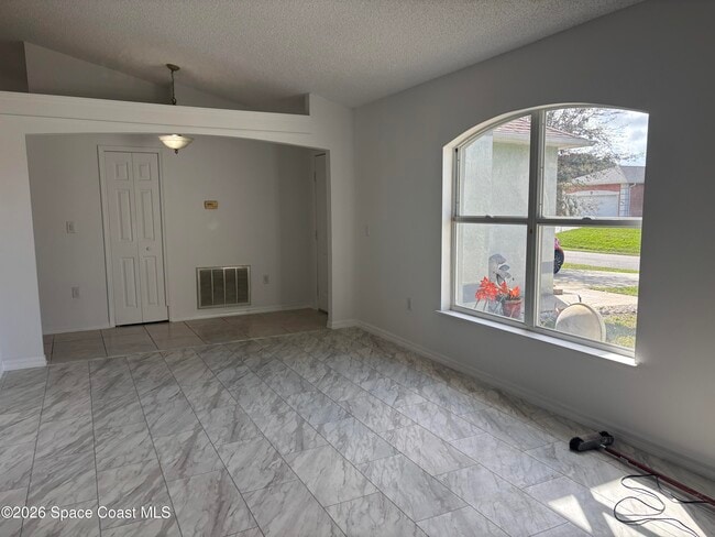 Building Photo - 443 Collings St SE