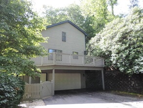 Building Photo - 404 Wintergreen Dr