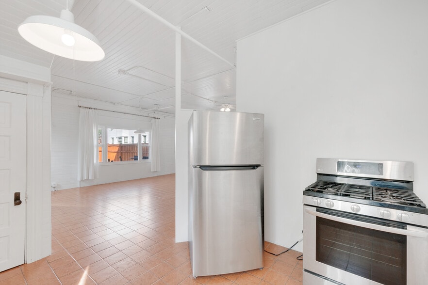 Kitchen - 911 Lincoln Ave