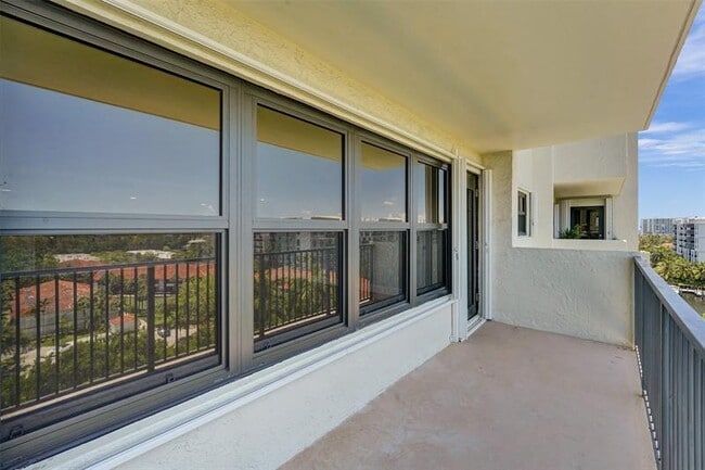 Building Photo - 3200 Port Royale Dr N