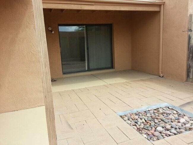 Building Photo - 4997 N Plaza Amor