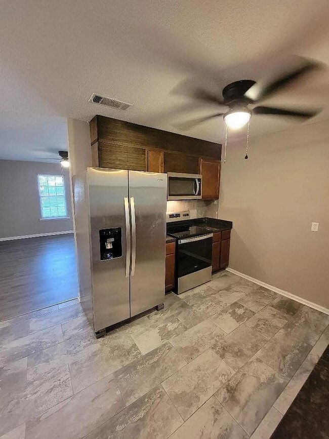 Building Photo - 19 Pinewood Ct