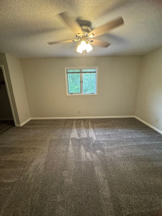 Building Photo - 4 bed 3.5 bath duplex