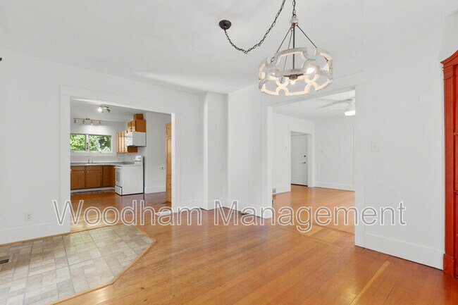 Building Photo - 407 N Broadway Ave