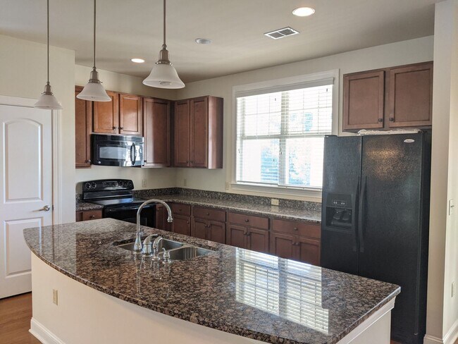 Building Photo - 3 Bedroom End Unit with Garage!