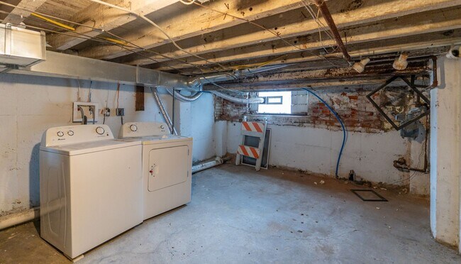 Building Photo - Newly rehabbed 3 bedroom 1.5 bath unit