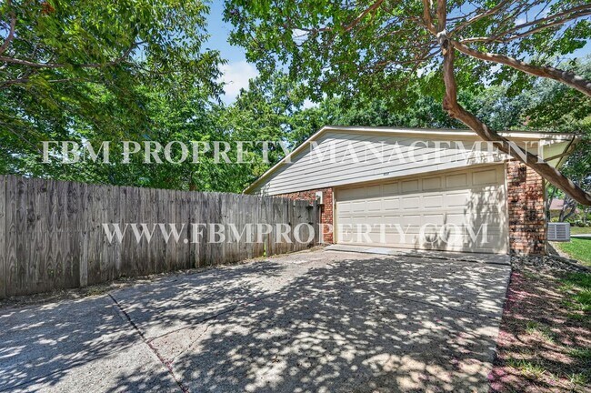 Building Photo - 407 Woodhurst Dr
