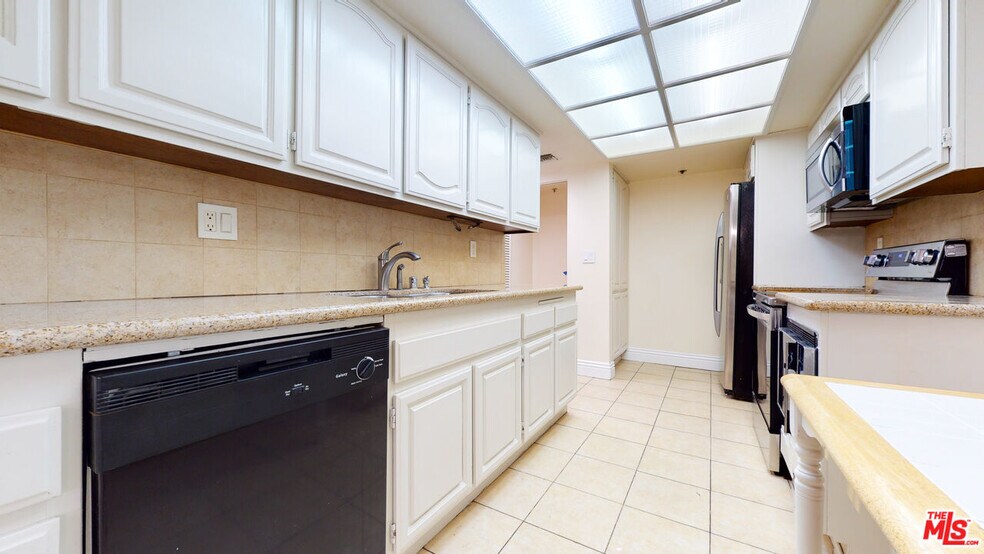 Building Photo - 10660 Wilshire Blvd