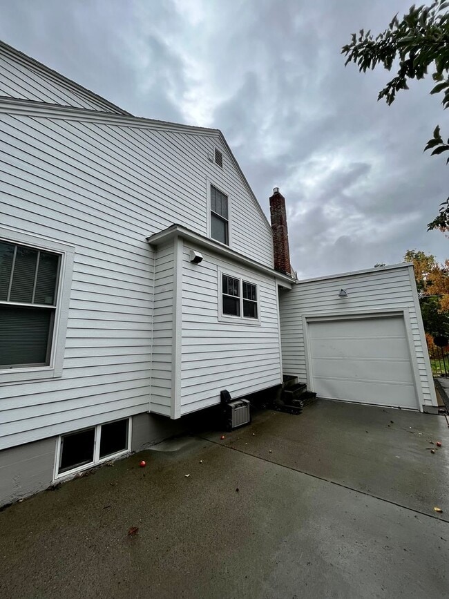 Building Photo - Fully Furnished and Fully Stocked Home For Rent Next to Cooper Park in Bozeman