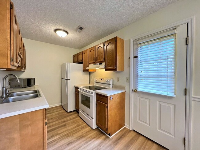 Building Photo - GREAT NORTHWEST LOCATION 2 BDRM / 2 BATH C...