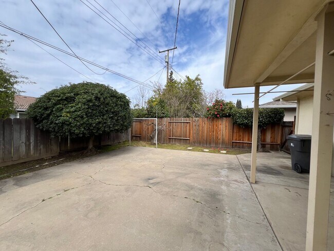 Building Photo - 723 S California St