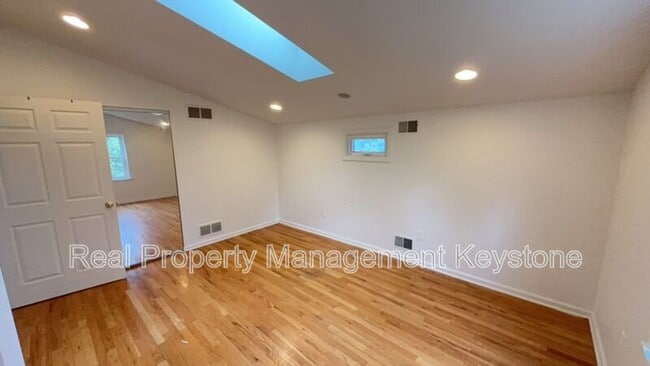 Building Photo - 1026 Mirror St