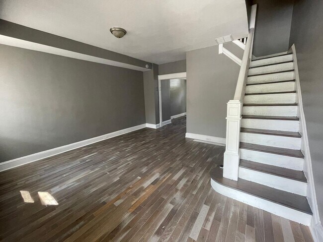 Building Photo - 2 Bedroom + Den Home with Porch, Fenced Yard, and Water Included on Barclay Street