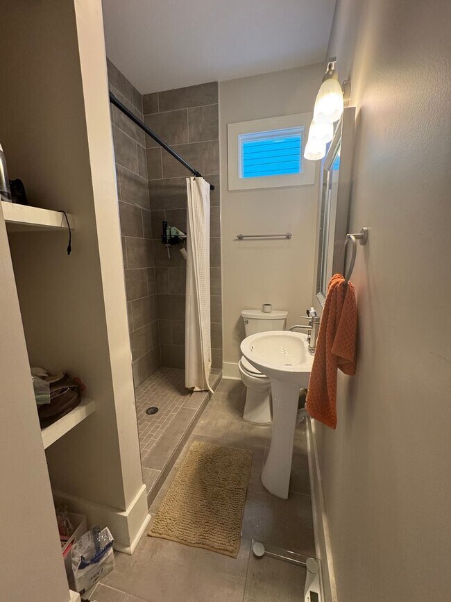 Building Photo - Renovated 2bed steps from Campus ! August 1 Lease