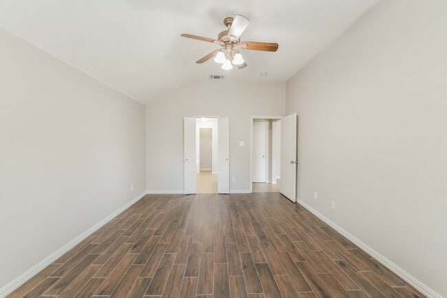 Building Photo - 605 Crestview Ct